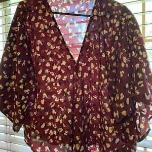 Boutique short sleeve top, ties at bottom!